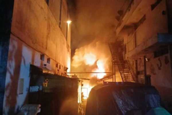 हरिद्वार : सिडकुल की केकेजी फैक्ट्री में लगी भीषण आग, अंदर फंसे कर्मचारी सुरक्षित निकाले गए